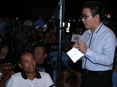 平湖站，主持人小崔與觀眾互動